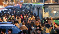 Autobusy odviezli civilistov z dedín obliehaných povstalcami do Aleppa