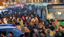 Autobusy odviezli civilistov z dedín obliehaných povstalcami do Aleppa