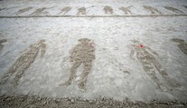 Padlých vojakov si uctili aj portétmi v piesku, ktoré odniesla voda