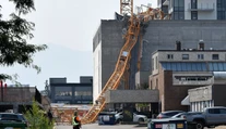 Pád žeriavu v Kanade si vyžiadal obete. Kamera zachytila robotníka, ako lezie do bezpečia