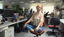 Bolí vás chrbát? Ukážeme vám niekoľko jednoduchých kancelárskych cvikov