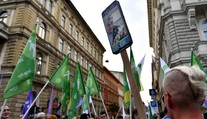 Maďari vyšli do ulíc. Protestovali proti podozreniam, že vláda sledovala známych ľudí