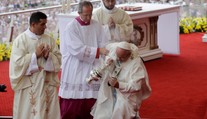 Pápež František nešťastne spadol počas svätej omše v Poľsku