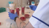 Ak si plechovky pred pitím neumývate, robíte chybu. Podľa testu sa tam nachádzajú tieto baktérie