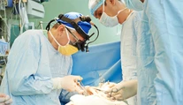 Tínedžer (15) potrebuje náhlu operáciu. Dve kliniky sa sporia, kde ho budú operovať