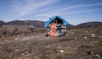 Poslanci mieria do osady na Slovensku, v ktorej deti trpia hladom a zimou a rodiny tam žijú ako v stredoveku