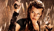 Kráske z Resident Evil vykukol prsník. Po dvoch deťoch to už nie je to, čo kedysi