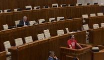 VIDEO: Ďalší rozruch v parlamente. Michala Šipoša odviedli z rokovacej sály pre tričko