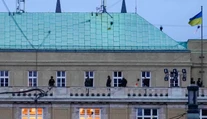 Šialenec z Prahy postrelil aj pár z Emirátov. Po tom, ako zasiahol muža, jeho žena telom chránila deti