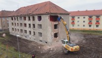 Nekompromisné riešenie. V Partizánskom deložovali už 200 rodín, bytovky postupne búrajú