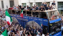 Taliani si vydobyli cestu otvoreným autobusom: Dlžíme to fanúšikom