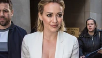 Hilary Duff v saku s hlbokým výstrihom. Podprsenku nechala doma