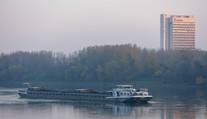 FOTO: Na Dunaji uviazla nákladná loď. Príčinou je nízka hladina rieky