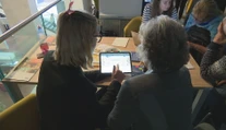 Projekt sa začína akoby odznova. Dôchodcov s tabletmi od štátu nemá kto školiť
