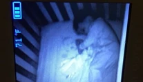 Matku vystrašil výjav v postieľke vedľa jej syna. Keď zistila, o čo ide, musela sa smiať