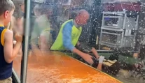 VIDEO: Detská oslava sa nečakane zvrtla. Krokodíl sa zahryzol ošetrovateľke do ruky pred zrakmi detí
