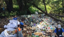Gauče, bicykle, chladničky. Čierna skládka na východe Slovenska, ktorá váži 16-tisíc ton, má zmiznúť