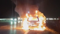 Mužovi vzbĺklo auto počas jazdy. Hoci mával na okoloidúce vozidlá, nikto mu nepomohol