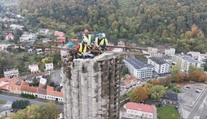 Roky slúžil kúpeľom. V Trenčianskych Tepliciach rukami rozoberajú 80 metrov vysoký komín