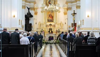 Kuriózny prípad z Poľska. Muž zomrel počas zádušnej omše, nikto nevie, o koho ide