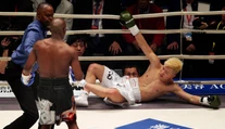 Mayweather zarobil milióny za necelé tri minúty: Súper sa rozplakal, jeho roh hodil uterák