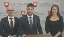 Ficovej vláde budeme pod kolená hádzať všetky polená, vyhlásil Šimečka. Opozícia zvoláva ľudí na protest