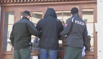 Vychovávateľa z detského domova, ktorý mal nevhodne masírovať dievča, nevzali do väzby