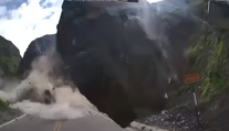VIDEO: Rutinná jazda sa zmenila na boj o život. Kolónu áut v Peru zasypala skalná lavína