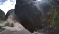 VIDEO: Rutinná jazda sa zmenila na boj o život. Kolónu áut v Peru zasypala skalná lavína