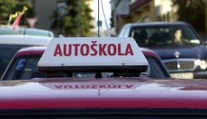 Chcú im uľahčiť štart do života. Mladým ľuďom z detských domovov bude štát preplácať vodičské preukazy