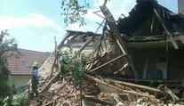 V Medzibrode sa zrútil dom. Jedna osoba tesne pred jeho pádom vyšla von