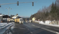 Dočkali sa diaľnice, no realita ich sklamala. Cez obec im stále chodí veľa kamiónov