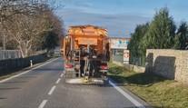 Internetom koluje bizarné video z juhu Slovenska. Cestári na ňom solia pri vysokej teplote