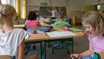 Drucker má od Fica „zelenú“. Ministerstvo zakáže mobily na základných školách