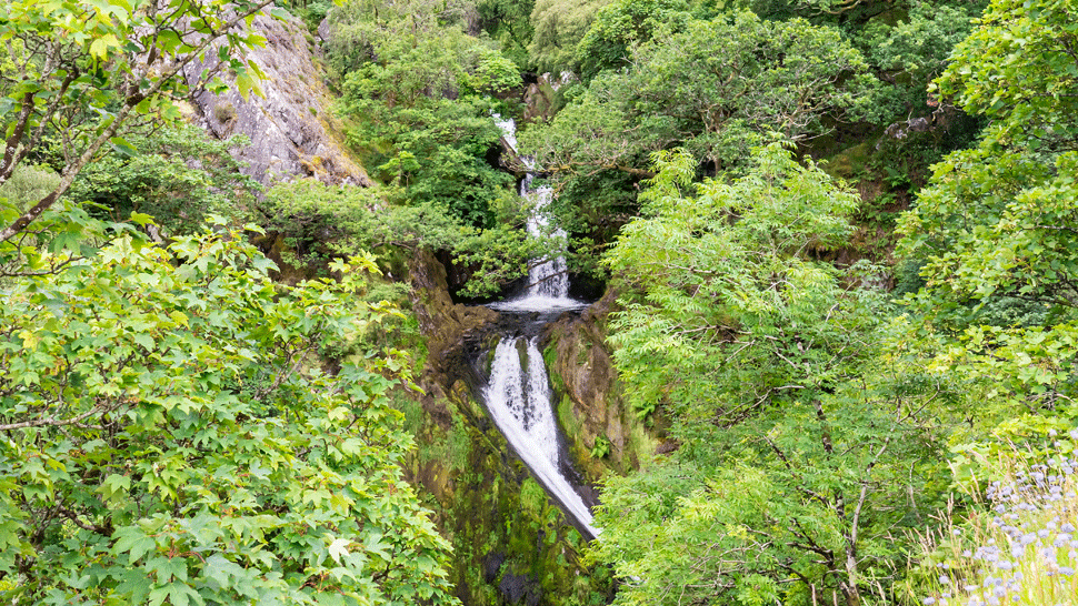 Rodinná prechádzka sa zmenila na peklo. Dieťa spadlo do 30-metrového vodopádu