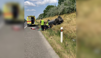Hrozivo vyzerajúca nehoda na D2. Auto zišlo z diaľnice a prevrátilo sa