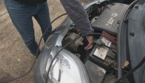 Viete, ako správne naštartovať auto káblami? Tieto rady vás môžu v zime zachrániť