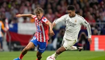 Real bez Mbappého v Atléticu viedol, domáci vyrovnali v nadstavení. Derby o Madrid na 20 minút prerušili diváci