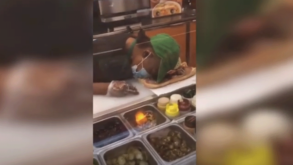 Zmohla ju únava. Zamestnankyňa fasfoodu zaspala počas prípravy sendviča