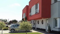 Tragédia v obci Trhová Hradská. V dome našli mŕtvu ženu, na tele mala 20 bodných rán