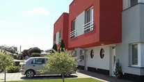 Tragédia v obci Trhová Hradská. V dome našli mŕtvu ženu, na tele mala 20 bodných rán