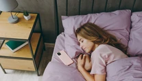 Zle sa vám vstáva a je pre vás začiatok dňa ťažký? Podľa odborníkov pomôže zbaviť sa jedného zvyku