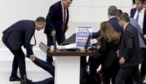 Turecký poslanec, ktorý v parlamente hromžil na Izrael, zomrel na infarkt