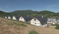 Rómovia zo Zborova začali pred dvomi rokmi stavať domy. Boli sme sa pozrieť, ako napredujú práce