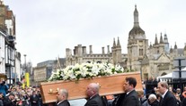 Svet sa rozlúčil s najuznávanejším teoretickým fyzikom svojej doby Stephenom Hawkingom