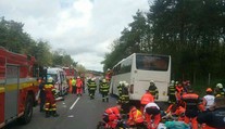 Rozsah zranení je alarmujúci, uviedol Palkovič. Dúfajú, že počet obetí po zrážke autobusu s kamiónom nenarastie