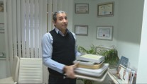 Zákroky mal robiť bez celkovej anestézie a v nehygienických podmienkach. Začal sa proces s falošným chirurgom