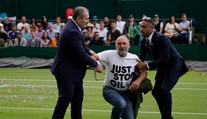 VIDEO: Aktivisti opäť vystrájali. Tentoraz na Wimbledone a s konfetami