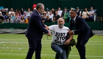 VIDEO: Aktivisti opäť vystrájali. Tentoraz na Wimbledone a s konfetami