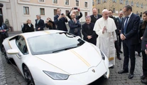 Unikátne pápežove Lamborghini vyhral v charitatívnej lotérii Čech